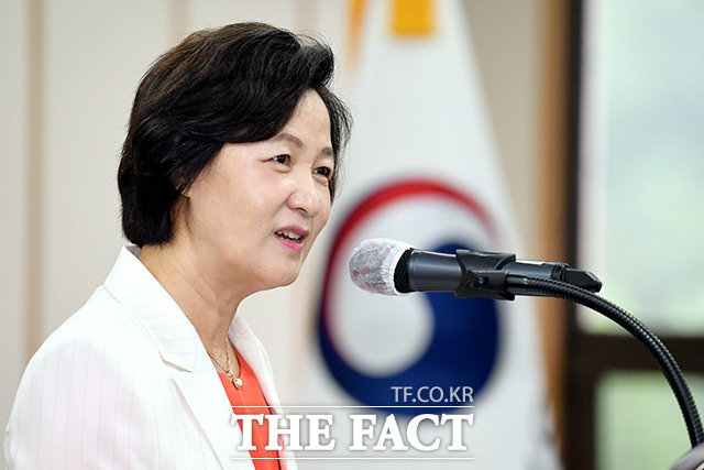 추미애 법무부 장관이25일 민주당 싱크탱크인 민주연구원 주최 초선의원 혁신포럼 강연에서 "장관 말을 들었으면 좋게 지나갈 일을 새삼 지휘해서 일을 더 꼬이게 만들었다"고 윤석열 검찰총장을 비판했다. 지난 24일 '제57회 법의날 유공자 정부포상 전수식'에 참석해 축사하는 추 장관. /이선화 기자