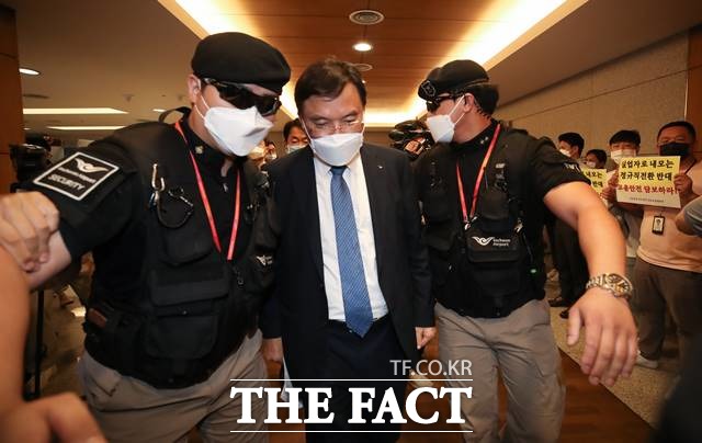 구본환 인천국제공항공사 사장이 지난 22일 오후 인천국제공항 제1터미널 해당화실에서 비정규직 근로자들의 정규직 전환과 관련한 기자회견을 하기 위해 회견장에 입장하고 있는 모습. /뉴시스