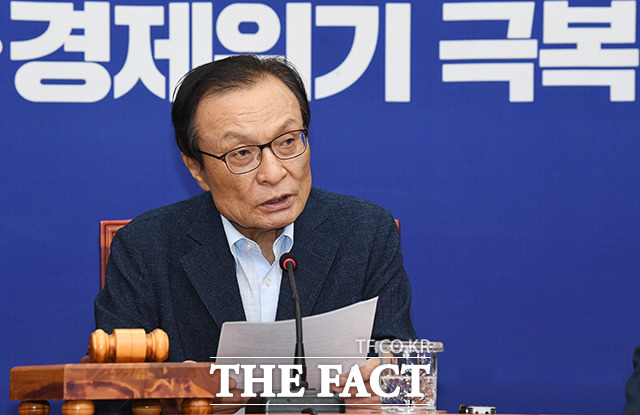 논란이 확산하는 가운데 여권 인사들은 정규직 채용 결정을 옹호하고 나섰다. 이해찬 대표는 "이런 일로 국민을 혼란에 빠뜨리는 행위가 더 이상 벌어지지 않아야 한다"며 경계했다. /배정한 기자