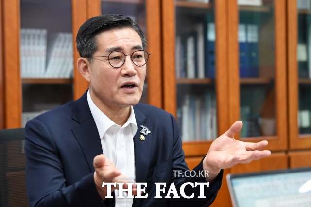 신원식 의원은 23일 인터뷰에서 국민들을 향해 "진짜 낙천주의는 공포를 외면하지 않고 불편한 진실과 마주할 용기가 있어야 한다"며 "지금 세대의 짧은 숙면을 위해 후손들의 긴 악몽과 바꾸지 말 것을 호소드린다"고 말했다. /남윤호 기자