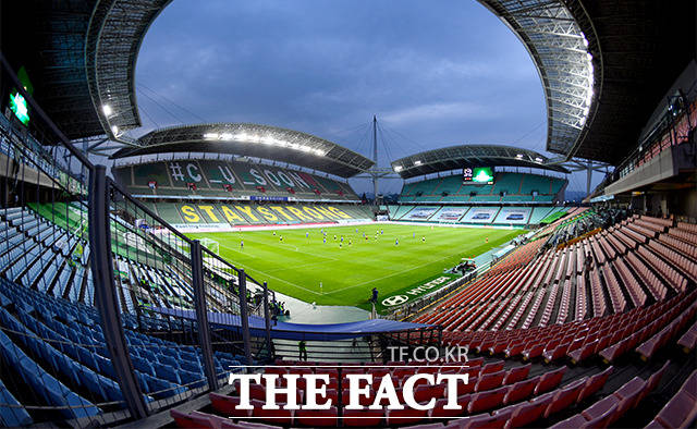 문체부는 28일 오후 중앙재난안전대책본부의 '거리두기 단계별 기준 및 실행방안'을 발표에 따라 프로스포츠의 제한적 관중 입장이 허용된다고 밝혔다.