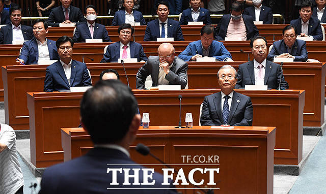 29일 오후 국회에서 통합당 의원총회가 진행되고 있는 모습. /배정한 기자