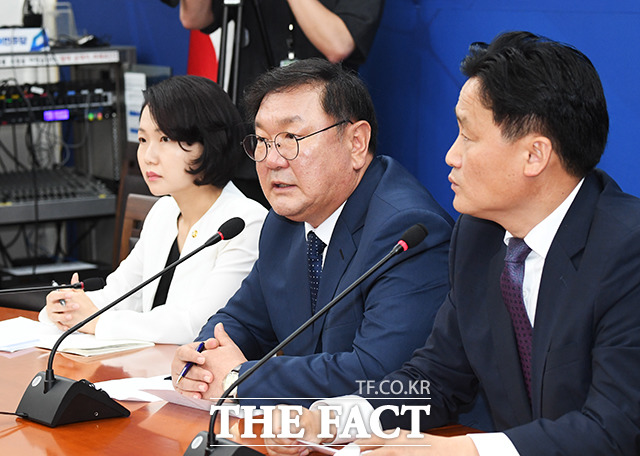 김태년 더불어민주당 원내대표(가운데)가 29일 오전 서울 여의도 국회에서 원 구성 협상 결렬에 관한 기자회견을 열고 입장을 밝히고 있다. /국회=배정한 기자