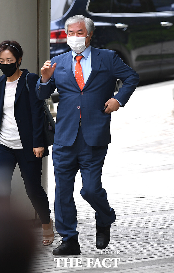 공직선거법 위반 혐의 등으로 기소된 전광훈 한국기독교총연합회 대표회장 목사가 29일 서울 서초구 중앙지방법원에서 열린 1심 1차 공판에 출석하고 있다. /이새롬 기자