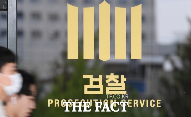 '검언유착' 의혹 수사를 두고 대검찰청과 서울중앙지검 사이에 갈등이 계속되는 가운데 윤석열 검찰총장과 이성윤 서울중앙지검장이 정기 주례보고를 서면으로 대체한 것으로 알려졌다. /이새롬 기자