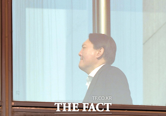 진중권 전 동양대 교수는 2일 자신의 페이스북에 "윤석열 총장은 절대로 물러나면 안된다"며 "끝까지 버텨서 대통령의 결단에 의해 해임되는 모습을 보여줘야 한다"고 했다. 사진은 윤 총장. /더팩트 DB