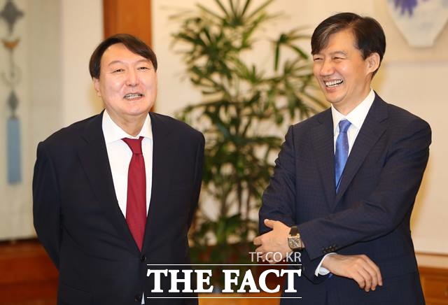 윤석열 신임 검찰총장이 지난해 7월25일 청와대 본관에서 검찰총장 임명장 수여식 시작을 기다리며 조국 법무부 장관(당시 민정수석)과 대화하고 있다./뉴시스