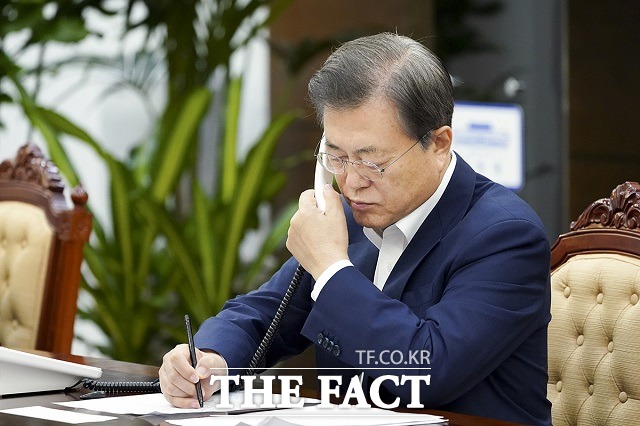 문재인 대통령이 3일 청와대에서 알베르토 페르난데스 아르헨티나 대통령과 통화하고 있다. /청와대 제공