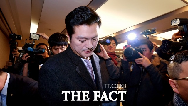 지난해 1월 김태우 검찰 수사관이 21일 오전 서울 중구 세종대로 한국프레스센터에서 기자회견을 마치고 이동하고 있다. /이덕인 기자