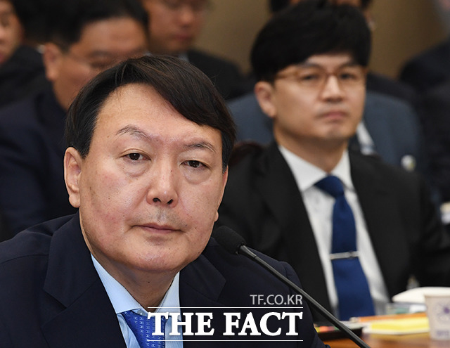 지난해 10월 서울 서초구 대검찰청 청사에서 열린 국회 법사위 대 국정감사에서 윤석열 검찰총장(왼쪽)이 의원들의 질의를 듣고 있다. 오른쪽은 한동훈 당시 반부패강력부장./배정한 기자