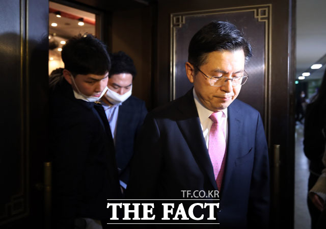 문재인 정부 출범 이후 20대 국회에서만 18차례 보이콧을 진행하며 번번이 국회를 멈춰 세웠던 통합당은 삭발, 단식, 장외 투쟁 등 '의원직 총사퇴'를 제외한 할 수 있는 모든 수단을 동원한 강경한 투쟁을 벌였다. 그 결과는 21대 총선 참패라는 최악의 성적표로 돌아왔다. 지난 4월 15일 총선 참패 책임을 지고 사퇴를 발표한 뒤 국회를 떠나던 황교안 전 통합당 대표/남윤호 기자