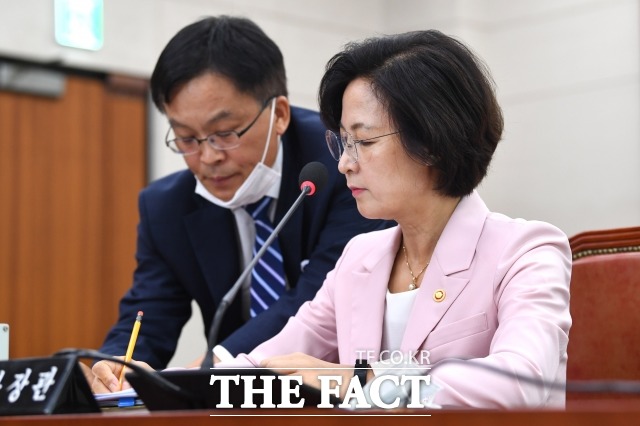 추미애 법무부 장관(오른쪽)은 2일 '검언유착' 수사에 관한 법무부의 수사지휘권 발동을 결정했다. 사진은 지난 1일 오후 서울 여의도 국회에서 검·언유착 의혹과 관련해 열린 법제사법위원회 긴급현안질의에 출석해 관계자에게 자료를 받고 있는 추 장관의 모습. /남윤호 기자