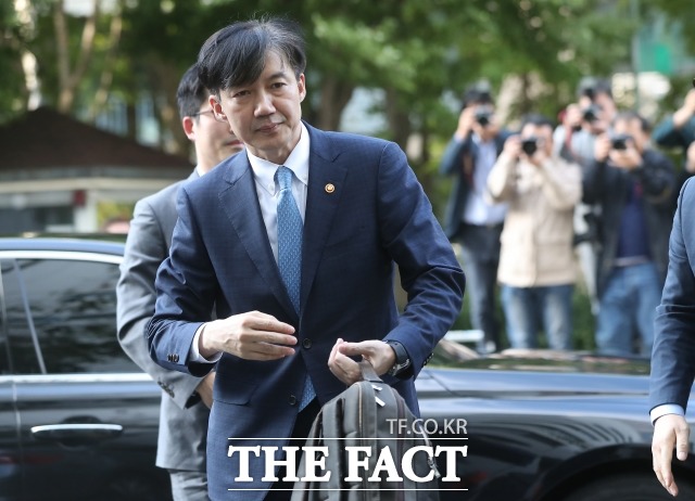 조국 전 법무부 장관이 5일 "2013년 국정원 여론조작 사건과 검언유착 사건은 다르다"는 취지의 글을 올렸다. 사진은 지난해 10월 법무부 장관직을 사퇴, 과천 법무부 청사를 떠나 방배동 자택에 들어서는 조 전 장관의 모습. /이새롬 기자