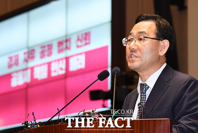 국회 복귀 시점을 저울질 중인 통합당은 돌아와서 어떤 모습을 보일까. 주 원내대표가 지난달 29일 의원총회에서 발언하는 모습. /배정한 기자