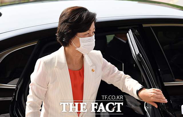 추미애 법무부장관이 6일 오전 경기도 과천 정부과천청사 법무부로 출근하고 있다./과천=임영무 기자