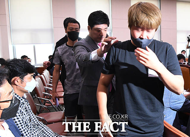 눈물 흘리며 김규봉 감독(왼쪽) 앞을 지나가는 피해 선수(오른쪽) /배정한 기자