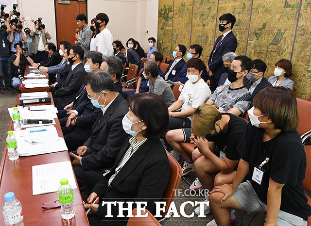 김규봉 감독의 발언에 실망한 피해 선수들과 가족들(오른쪽) /배정한 기자