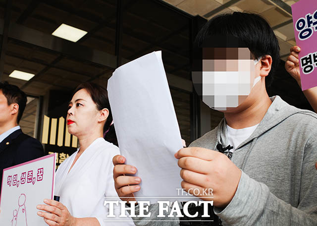 양육비를 주지 않은 친아버지를 아동학대 혐의로 고소한 중학생 A 군(오른쪽)이 7일 오후 서울중앙지방검찰청에서 고소장 접수 전 기자회견문을 낭독하고 있다. /김세정 기자