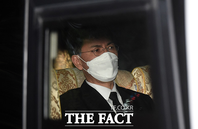 검찰이 형집행정지 신청을 받아들이면서 일시적으로 석방된 안희정 전 충남지사가 7일 오전 서울 종로구 서울대병원 장례식장에서 모친의 발인식을 마치고 장지로 이동하고 있다. /이동률 기자