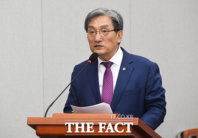 노영민 대통령 비서실장이 8일 청주 아파트에 이어 서울 반포 아파트도 처분하겠다고 밝힌 가운데 미래통합당 일각에선 "이 와중에 절세를 계산한 것 아니냐"는 비판이 나왔다. /배정한 기자