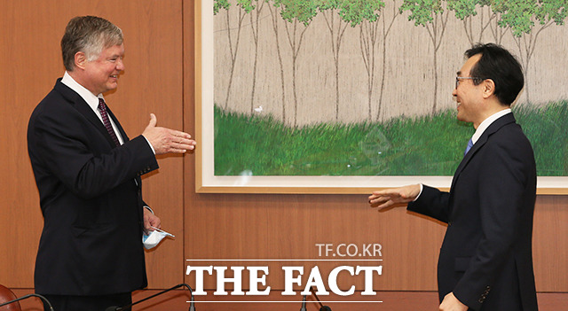 이도훈 한반도평화교섭본부장과 스티븐 비건 미 국무부 부장관 겸 대북정책특별대표(왼쪽)가 8일 오전 서울 외교부 청사에서 회동에 앞서 비접촉 악수를 하고 있다. /사진공동취재단