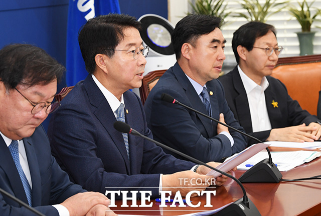 민주당은 종부세 강화 입법 등 '당력 총동원' 카드로 진화에 나설 방침이다. 하지만 재산 공개 등 의원 소유 부동산 문제가 이어질 경우 지지 여론을 이끌어내기는 어려워보인다. /배정한 기자