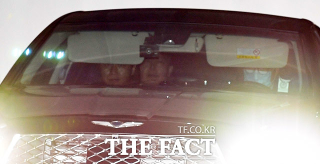 윤석열 검찰총장이 6일 오후 서울 서초구 대검찰청에서 관용차를 타고 주차장을 나서고 있는 모습. /임세준 기자