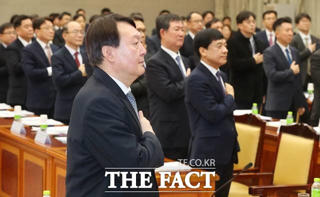 윤석열 검찰총장이 지난 2월 10일 서울 서초구 대검찰청에서 열린 '제21대 국회의원 선거 대비 전국 지검장 회의'에서 국기에 경례하고 있다. 오른쪽은 이성윤 서울중앙지검장./뉴시스