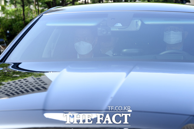 윤석열 검찰총장울 태운 관용차가 9일 오전 서울 서초구 대검찰청에 도착해 주차장으로 들어서고 있다. /남용희 기자