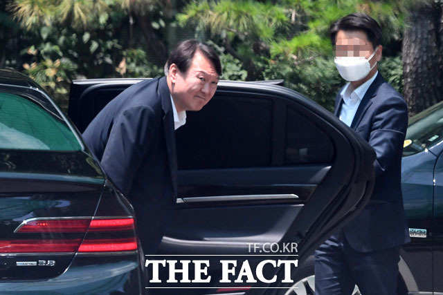 윤석열 검찰총장(왼쪽)이 9일 오전 추미애 법무부 장관의 수사지휘를 사실상 수용한다고 밝힌 후 구본선 대검 차장검사를 비롯한 참모들과 함께 서울 서초구 모처에서 점심식사를 하기 위해 이동하고 있다. /남윤호·남용희 기자