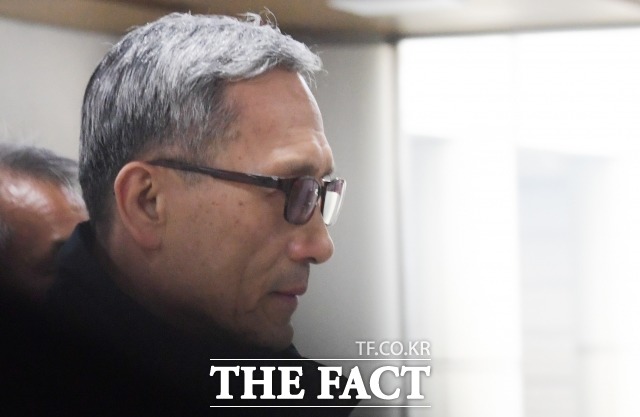 세월호 사고 대통령 훈령을 무단 수정한 혐의로 기소된 김관진 전 청와대 국가안보실장이 9일 항소심에서도 무죄를 선고 받았다. 사진은 지난해 12월 서울 서초구 서울고등법원에서 열린 항소심 2차 공판에 출석하는 김관진 전 실장의 모습. /김세정 기자