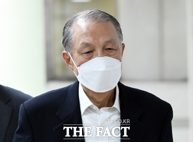 지난 5월 세월호 참사 당시 대통령 행적을 조작한 보고서 작성 혐의 등을 받는 김기춘 전 대통령비서실장이 14일 오후 서울 서초구 서울고등법원에서 진행되는 항소심 4차 공판에 출석하기 위해 법정으로 향하고 있다. /이동률 기자