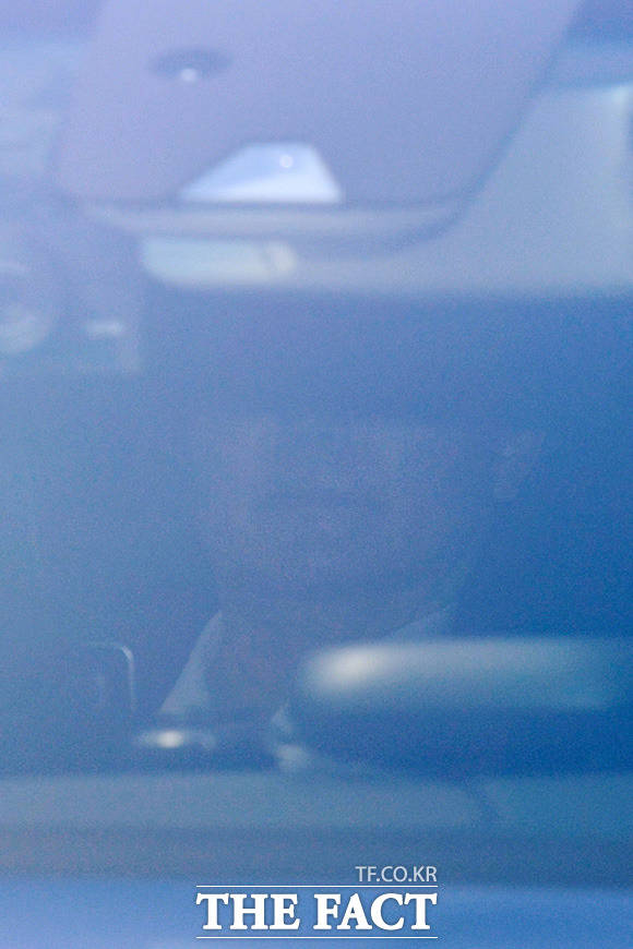 윤석열 검찰총장울 태운 관용차가 9일 오전 서울 서초구 대검찰청에 도착해 주차장으로 들어서고 있다./남용희 기자