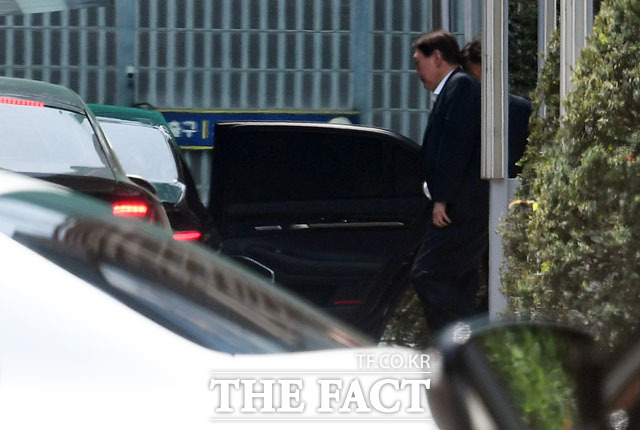 식사 마친 뒤 차에 탑승하는 윤 총장.