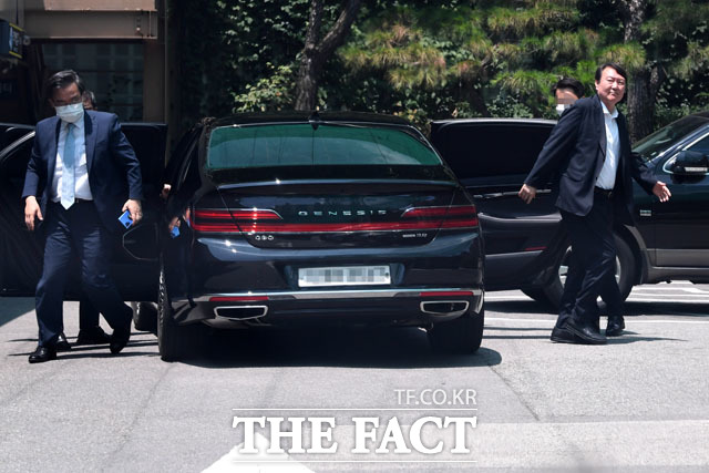 대검 참모들과 서초구 모 식당 찾은 윤석열 총장(오른쪽)과 구본선 대검 차장검사(왼쪽)