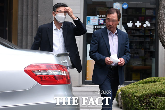 윤 총장과 함께 식사에 참석했던 검찰 관계자들이 식사를 마친 뒤 차로 이동하고 있다.