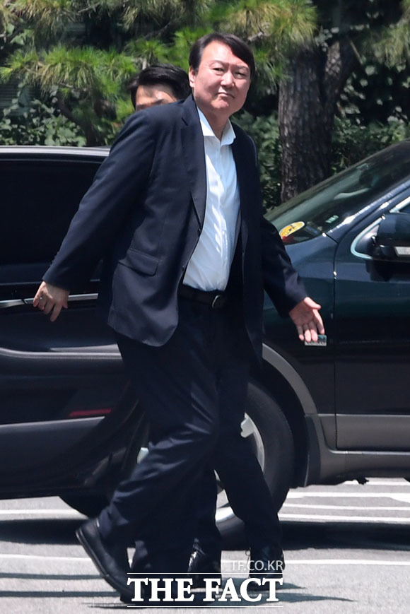 굳은 표정으로 점심식사 장소로 향하는 윤석열 총장.