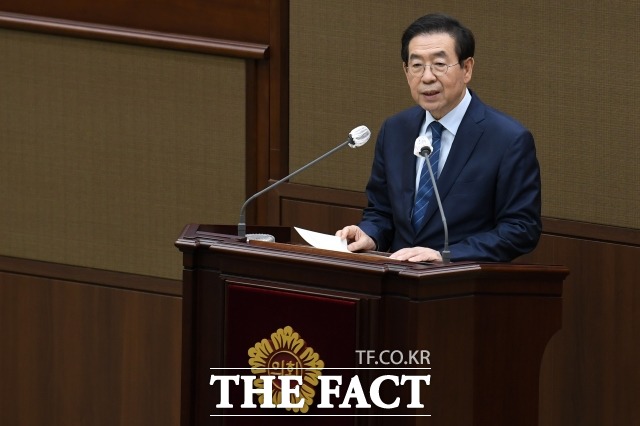 10일 박원순 서울시장이 실종 7시간 만에 숨진 채 발견됐다. 사진은 고 박 시장이 지난달 10일 오후 서울 중구 서울특별시의회 본회의장에서 열린 제295회 시의회 정례회에 참석해 시정연설을 하는 모습. /남용희 기자