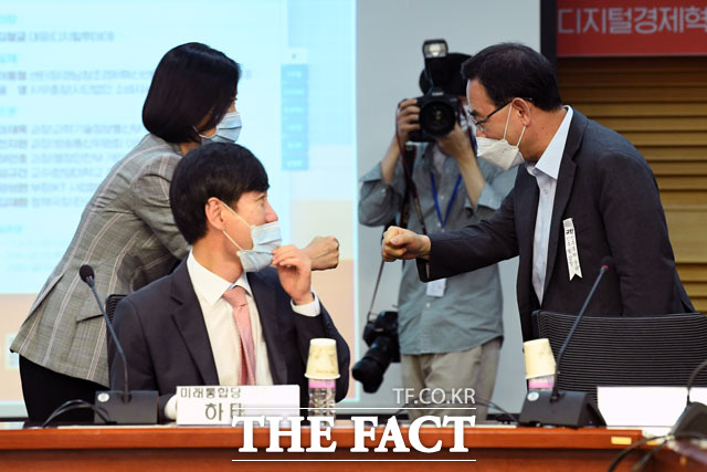 그리고 주호영 원내대표도 참석해 허은아 의원과 주먹인사!