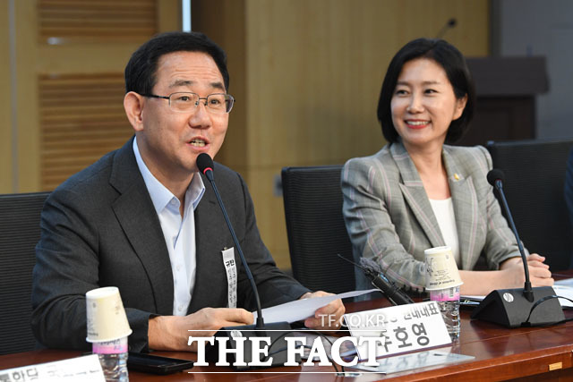 미소지으며 축사하는 주호영 원내대표