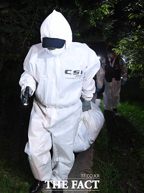 여권은 유력한 대선주자들의 잇따른 미투의혹으로 대선 준비에 비상이 걸린 상황이다. 10일 새벽 박 시장 실종 수색을 위해 북악산에서 감식반이 이동하고 있다. /이새롬 기자