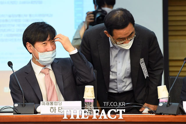 멋쩍은 웃음 지으는 하태경 의원