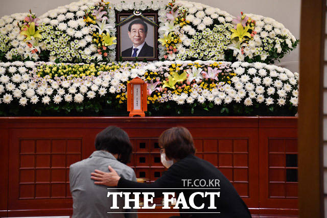 박원순 서울시장이 지난 밤 비극적 선택으로 숨진 채 발견된 가운데 10일 오전 서울 종로구 연건동 서울대병원 장례식장에 박 시장 빈소가 마련되어 있다. /임세준 기자