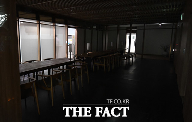 박 시장이 10일 숨진 채 발견된 가운데 이날 오전 서울시청 시장실 입구가 불이 꺼진 채 닫혀 있다. /임세준 기자