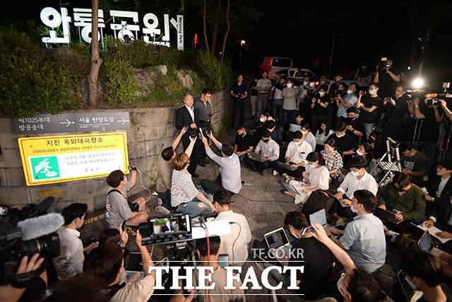 박원순 서울시장이 숨진 채 발견된 10일 새벽 서울 종로구 와룡공원에서 최익수 서울지방경찰청 형사과장이 브리핑을 하고 있다. /이선화 기자