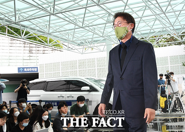 조희연 서울시 교육감이 10일 오전 서울 종로구 서울대학교병원 장례식장에 마련된 고 박원순 서울시장의 빈소로 들어서고 있다. /배정한 기자