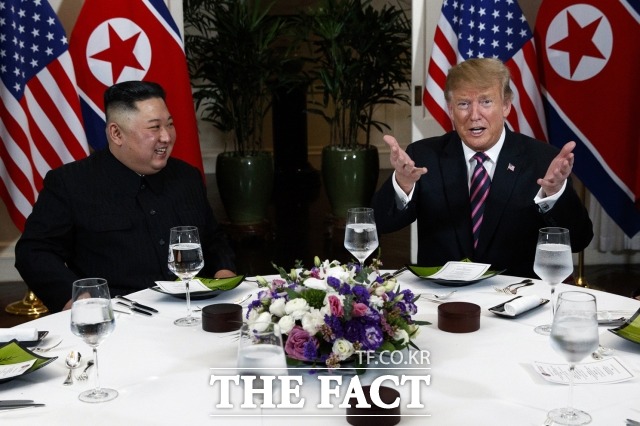 지난 2019년 2월 27일 트럼프 대통령과 김정은 위원장이 베트남 하노이 메트로폴 호텔에서 친교 만찬에 참석해 대화를 하며 웃는 모습. /하노이(베트남)=AP/뉴시스