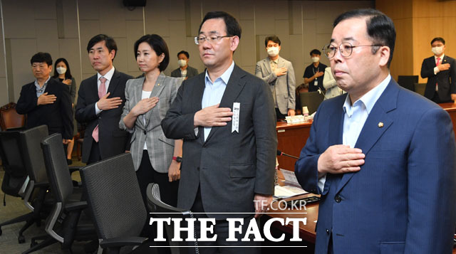 긴급 간담회에 참석한 김철균 디지털투데이 대표, 하태경, 허은아 의원, 주호영 원내대표, 박성중 의원(왼쪽부터)이 국민의례를 하고 있다