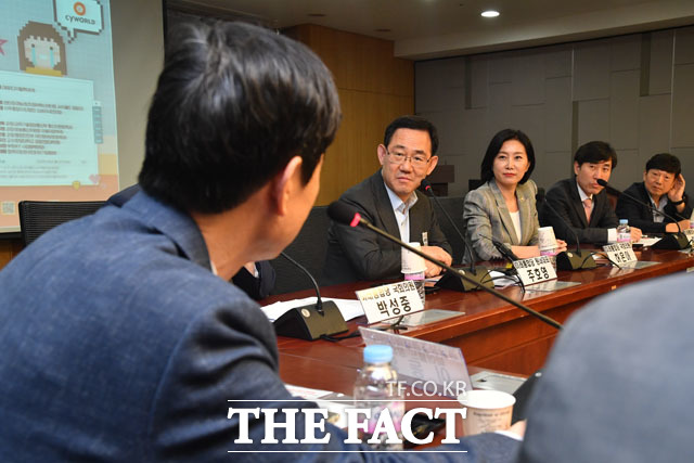 이동형 전 대표(왼쪽) 발언 경청하는 주호영 미래통합당 원내대표, 허은아, 하태경 의원, 김철균 디지털투데이 대표(왼쪽 두 번째부터)