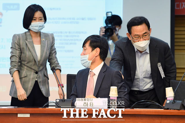 때리는 것이 아니고 '주먹 인사' 입니다